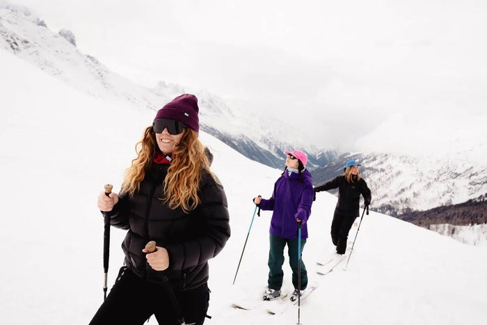 trois femmes en ski d'ascension