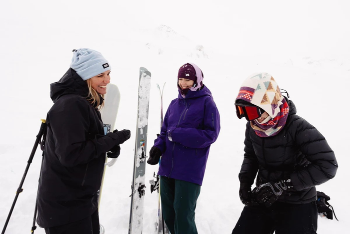 trois femmes en montagne portant surcapuche, capuche, tuque convertible NOPé