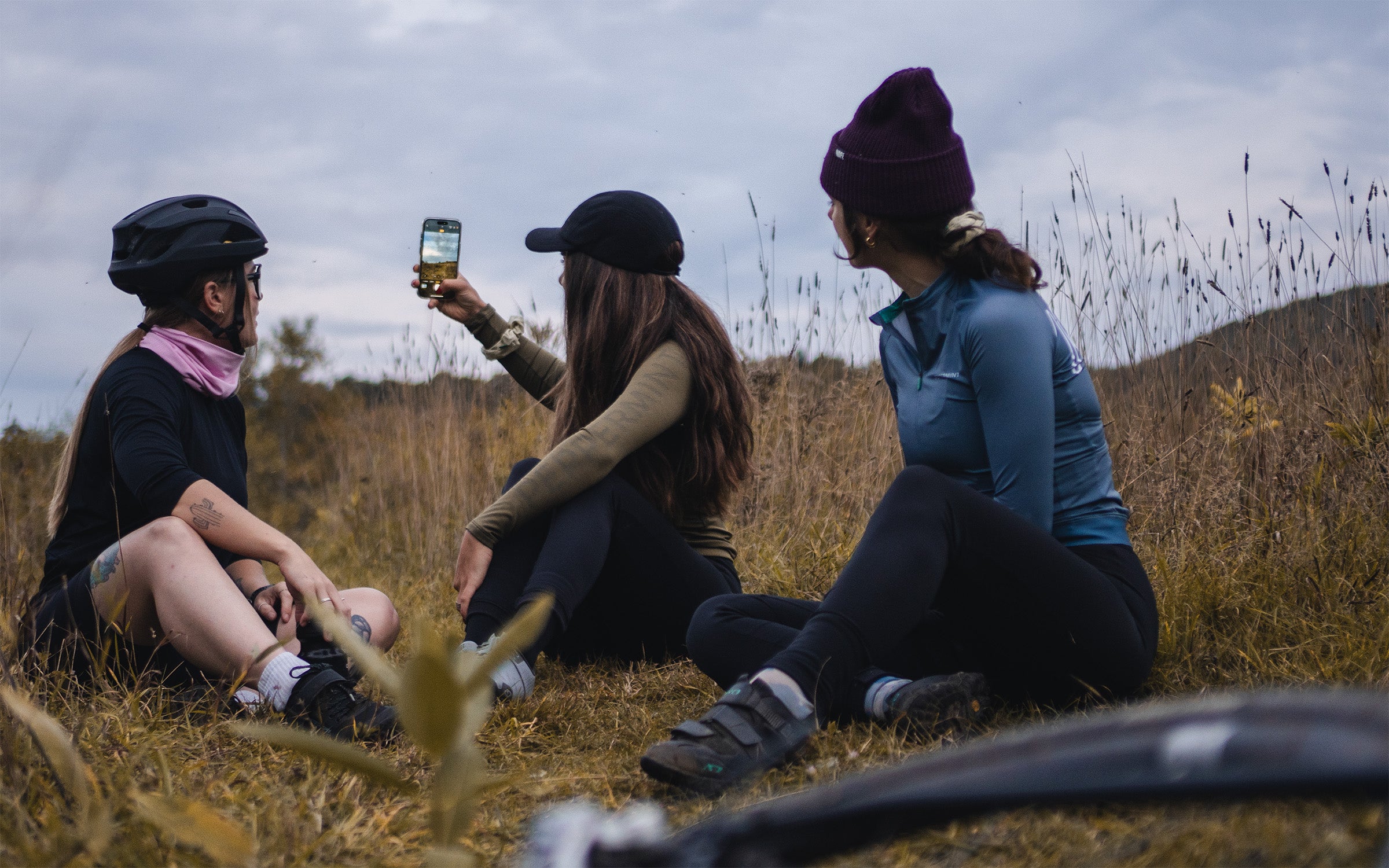 trois-filles-dans-un-champ-pennent-photo