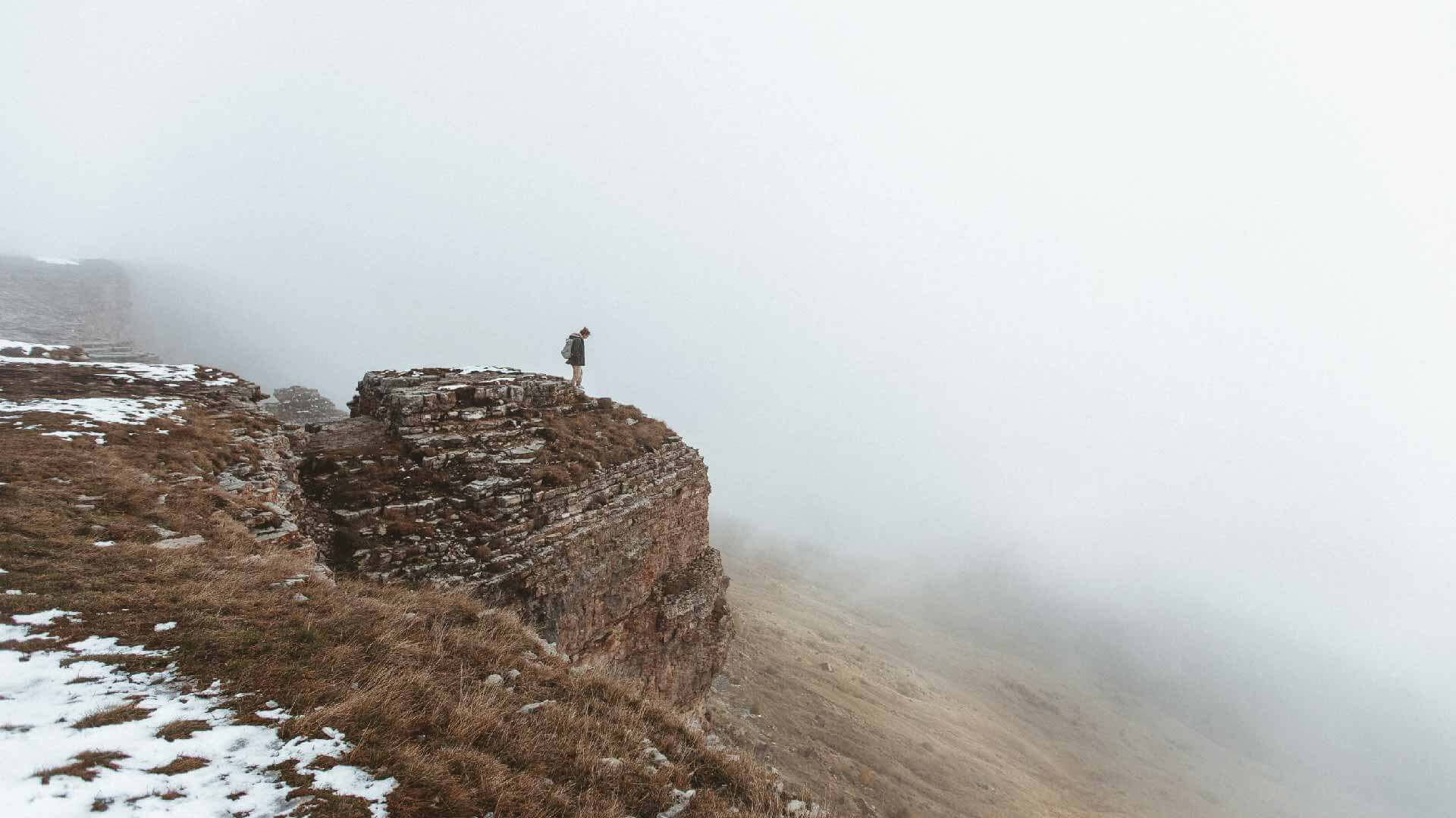 brouillard-montagnes-femme