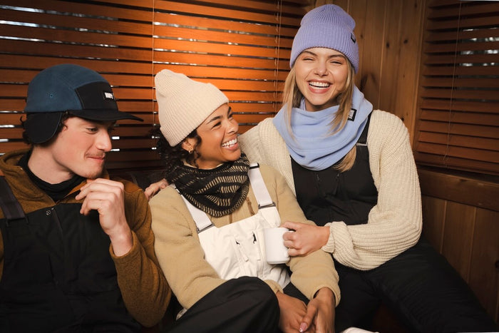 femmes portant tuques nopé