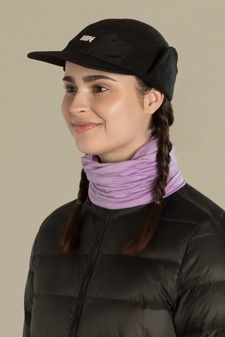 casquette trappeur nopé de couleur noir avec cache-cou multifonction lavande