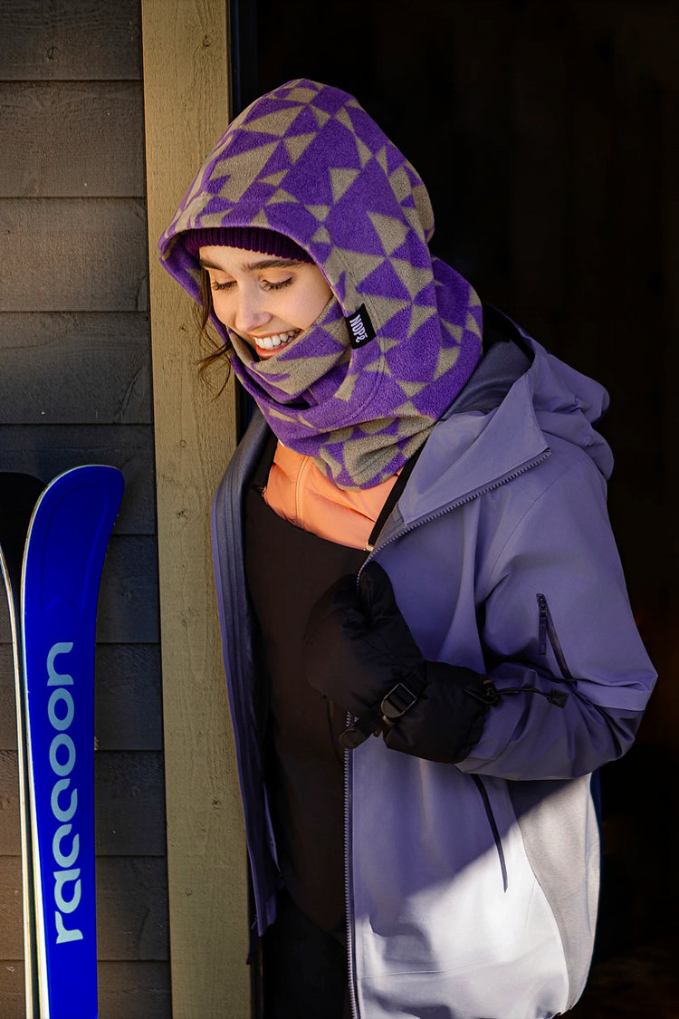 femme souriant portant une capuche nopé  de couleur étoile mauve