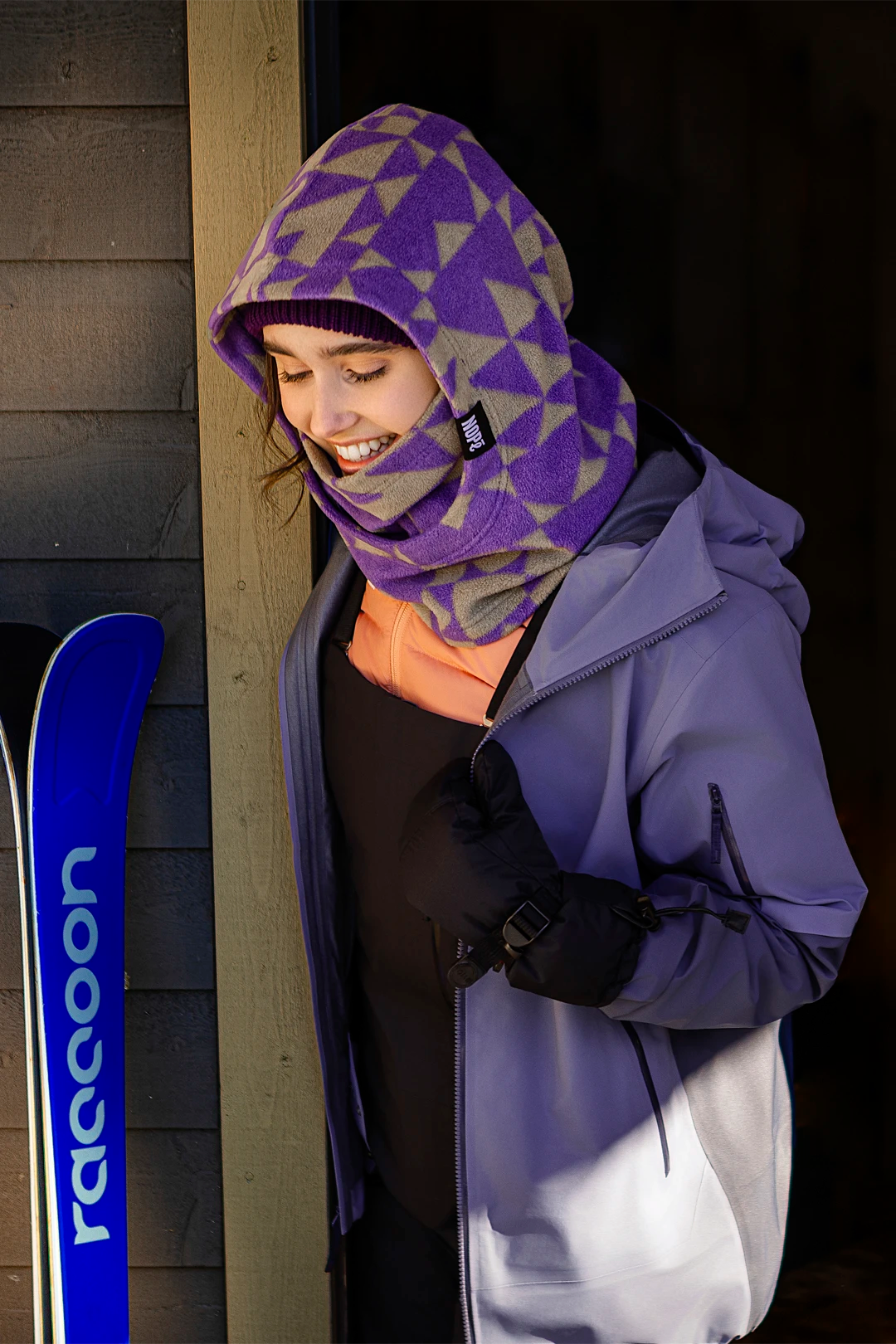 femme souriant portant une capuche nopé  de couleur étoile mauve
