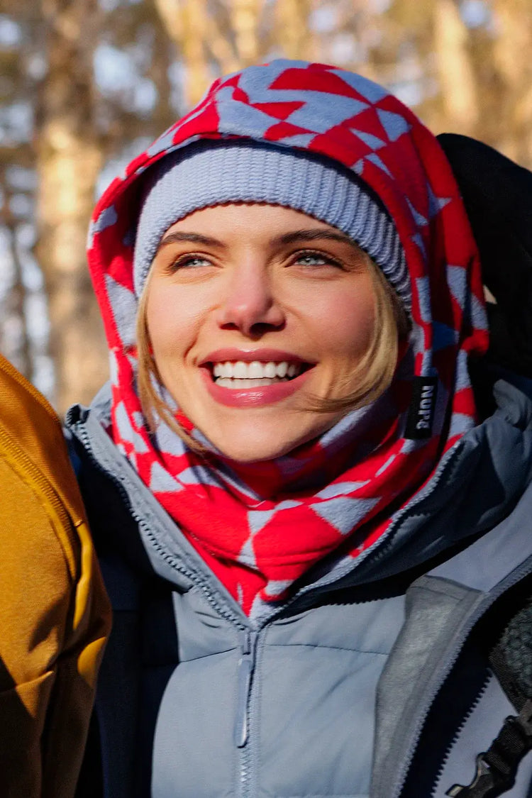 femme en randonnée hivernale portant une capuche et une tuque nopé