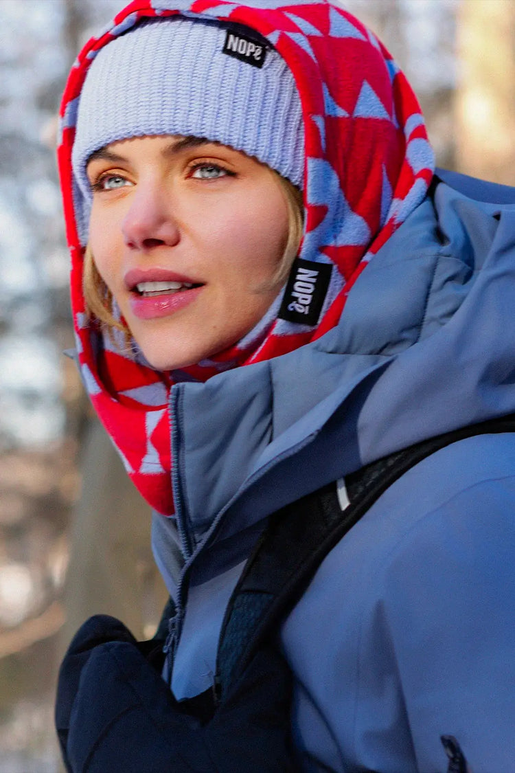 femme en randonnée hivernale avec une capuche nopé de couleur étoile rouge