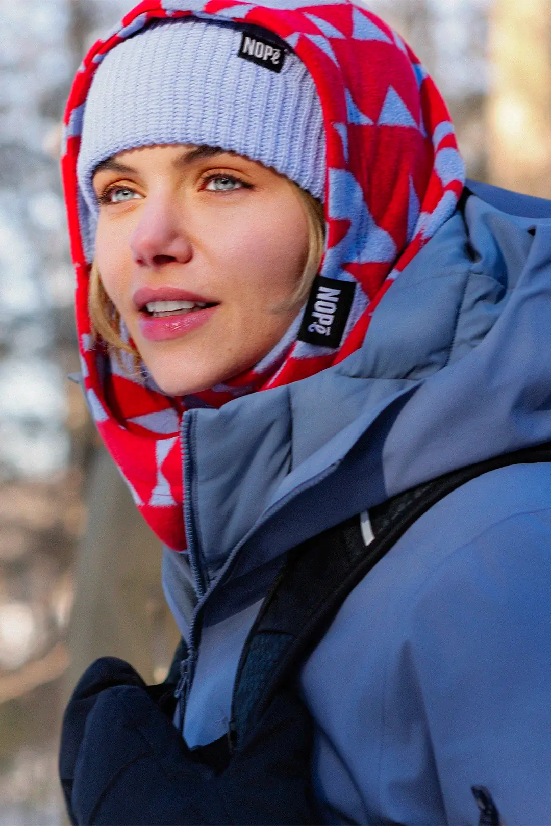 femme en randonnée hivernale avec une capuche nopé de couleur étoile rouge
