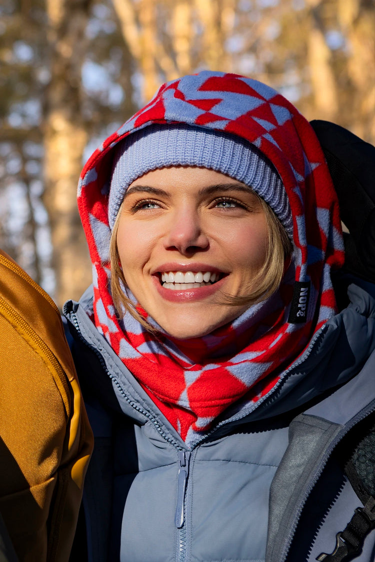 femme souriante portant une tuque bleu nuageux nopé et une capuche étoile rouge