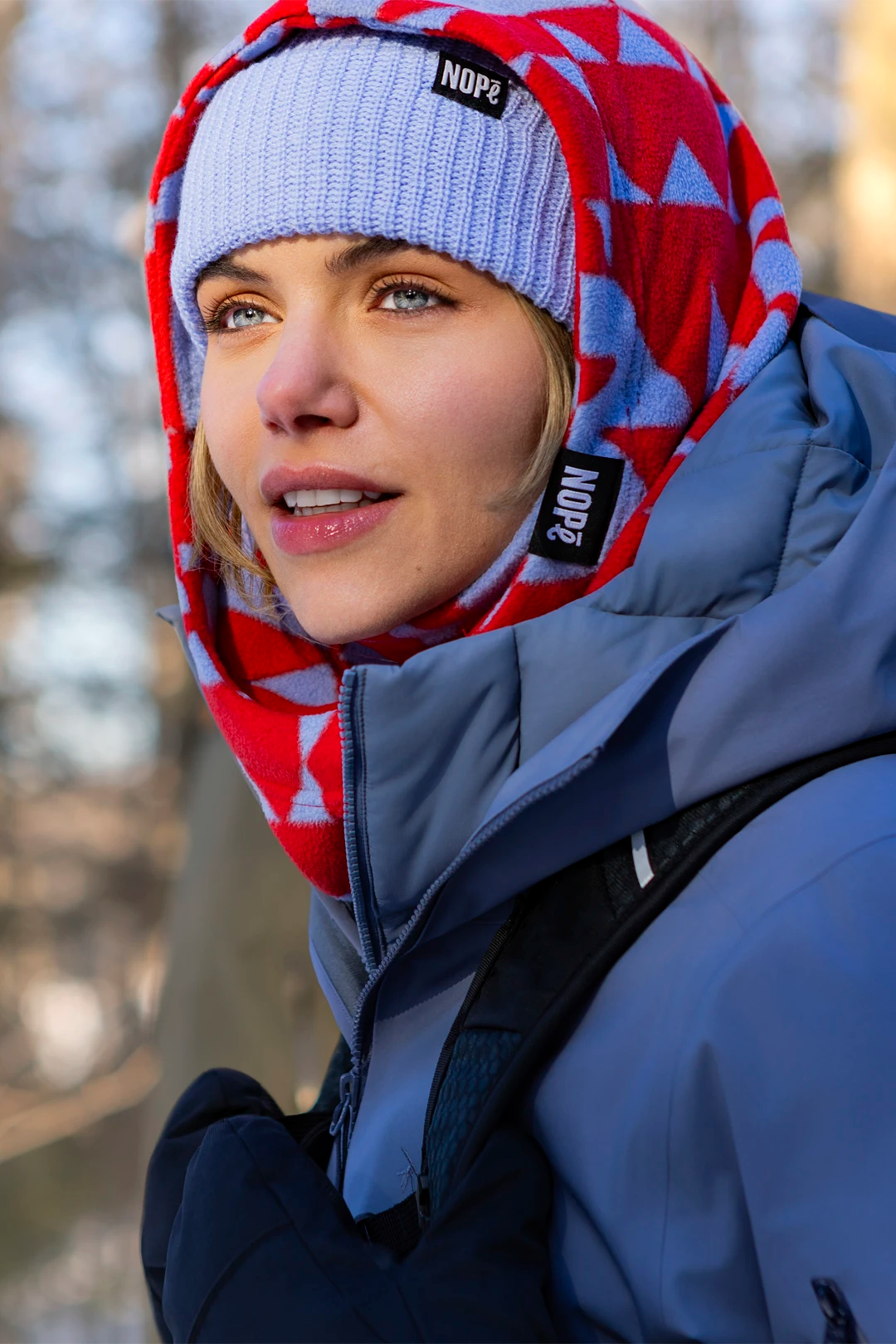 femme portant une tuque nopé et une capuche étoile rouge