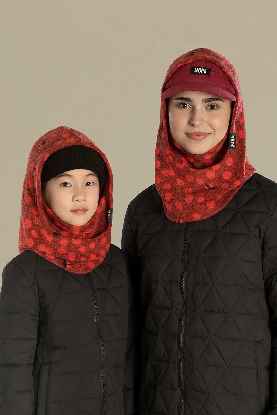 capuche enfant et adulte nopé de motif coccinelle avec beanie noir et casquette polaire minerai