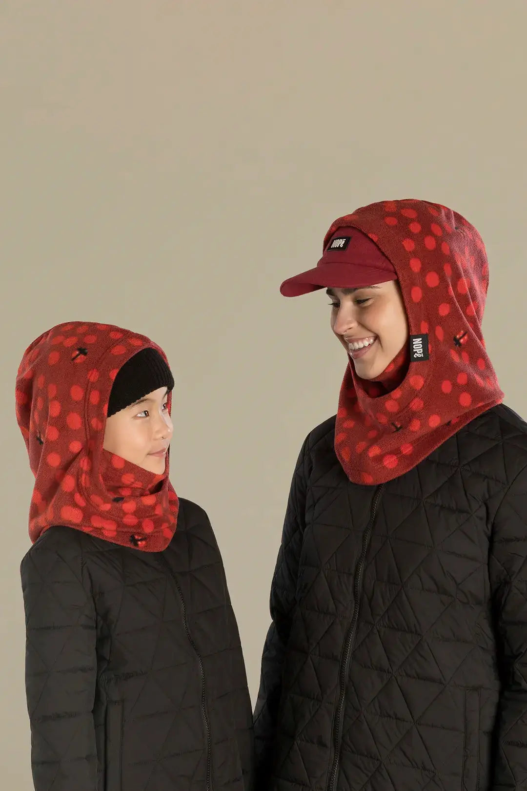 capuche pour enfant et adulte nopé de motif coccinelle avec beanie noir et casquette polaire minerai