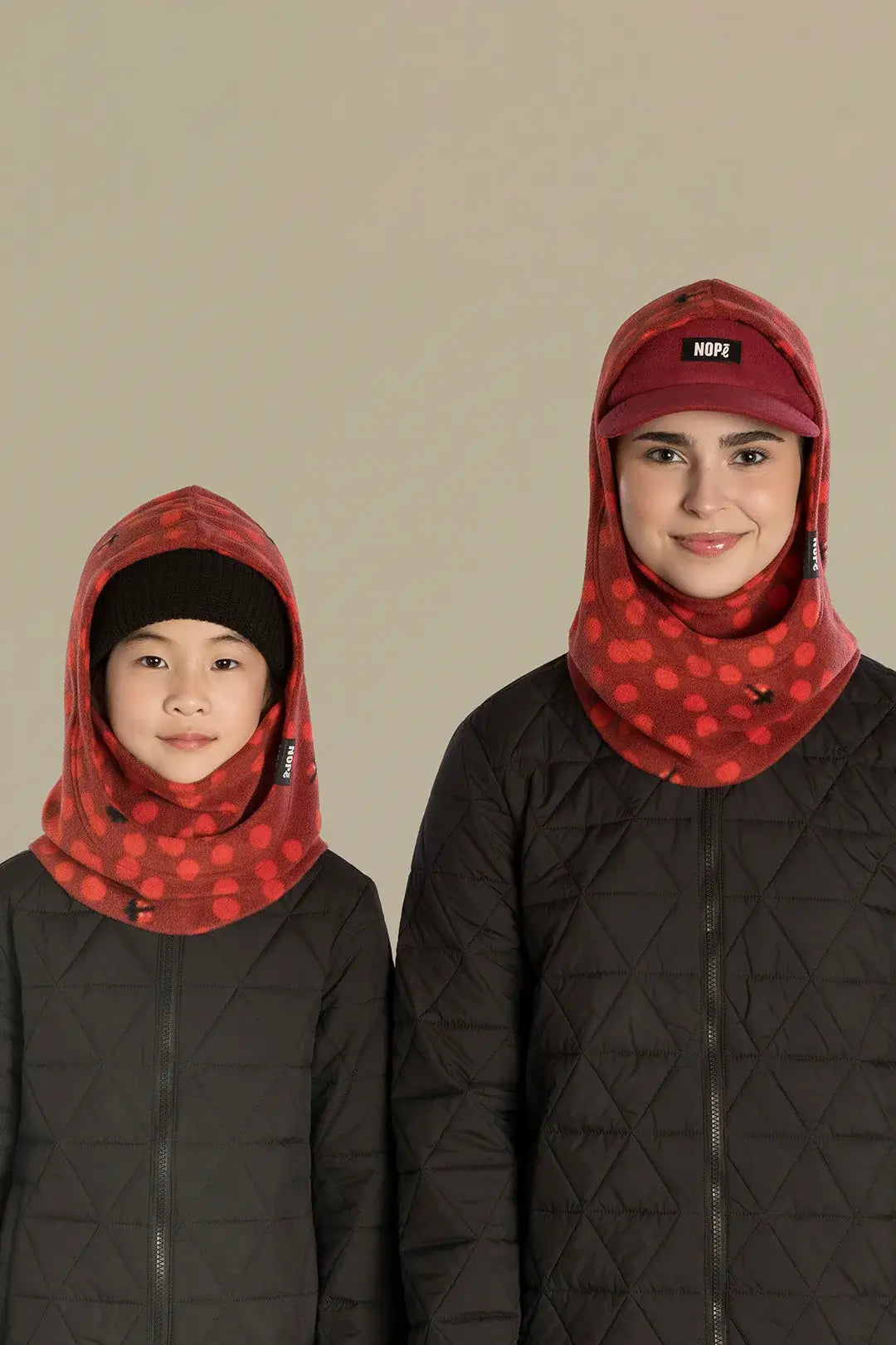 capuche pour enfant et adulte nopé de motif coccinelle avec beanie noir et casquette polaire minerai