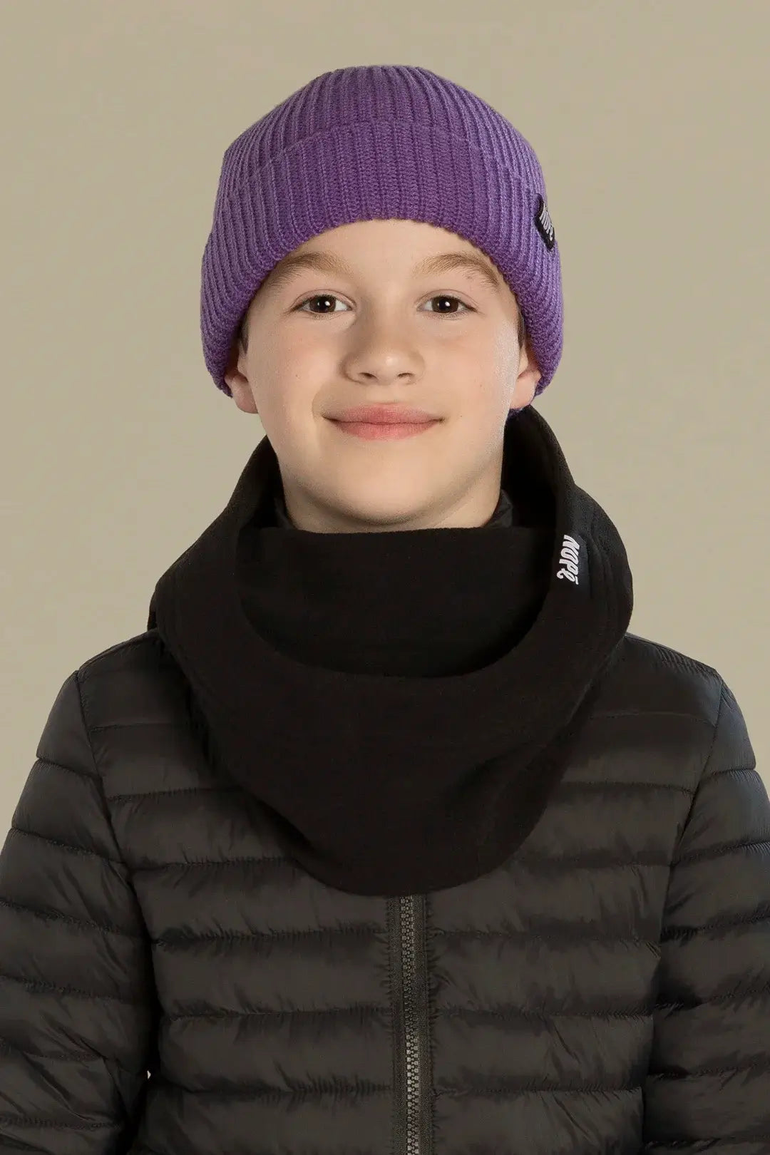 capuche pour enfant nopé de couleur noire avec un beanie couleur raisin