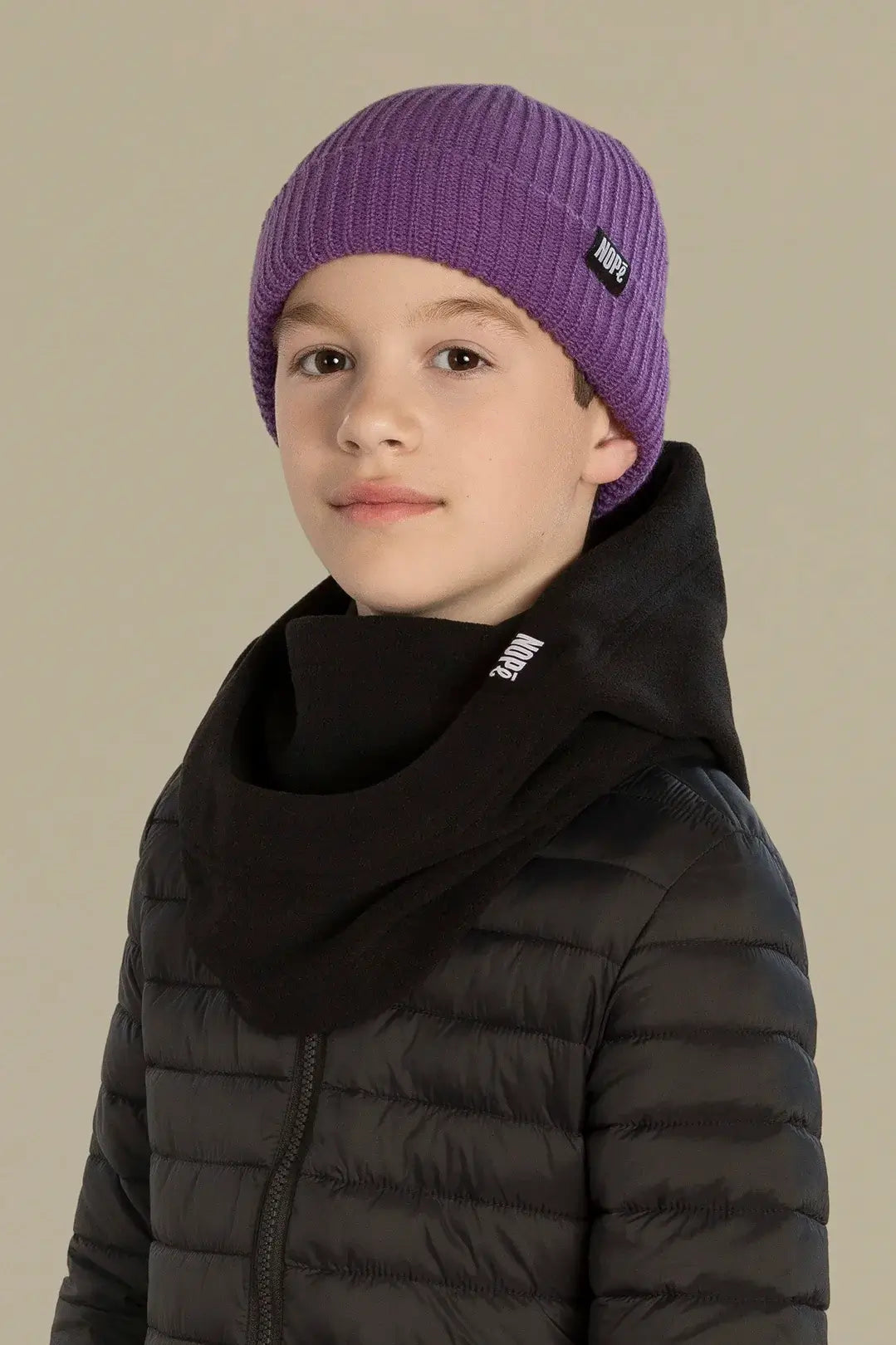 capuche pour enfant nopé de couleur noire avec un beanie couleur raisin
