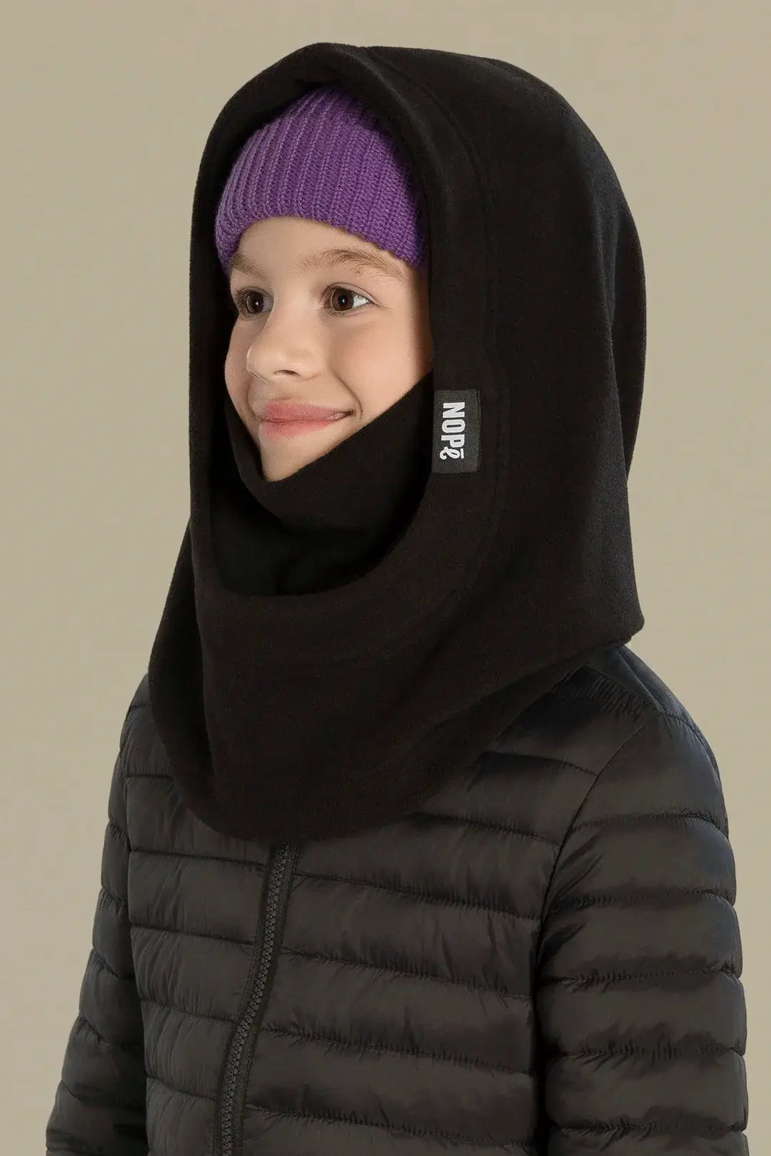 capuche pour enfant nopé de couleur noire avec un beanie couleur raisin
