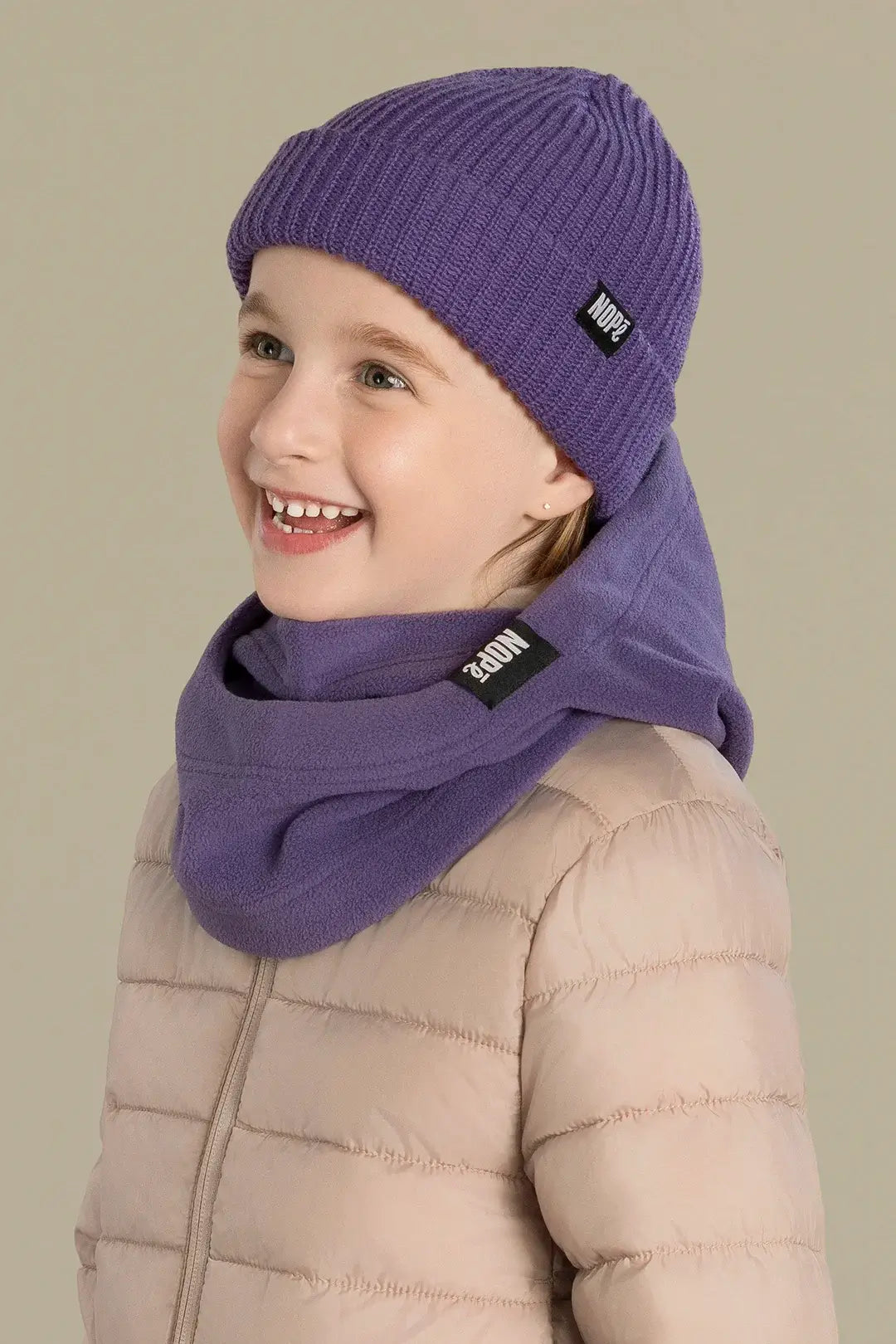 capuche pour enfant nopé et un beanie de couleur raisin