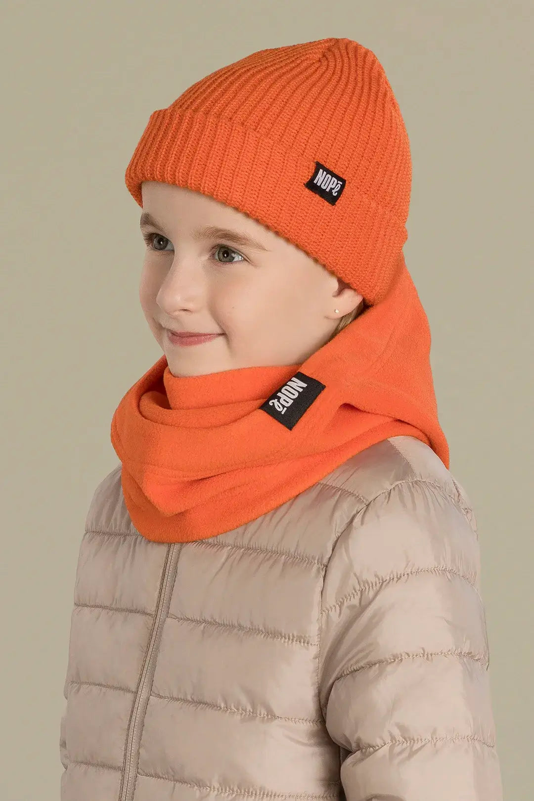 capuche pour enfant nopé et un beanie de couleur tangerine
