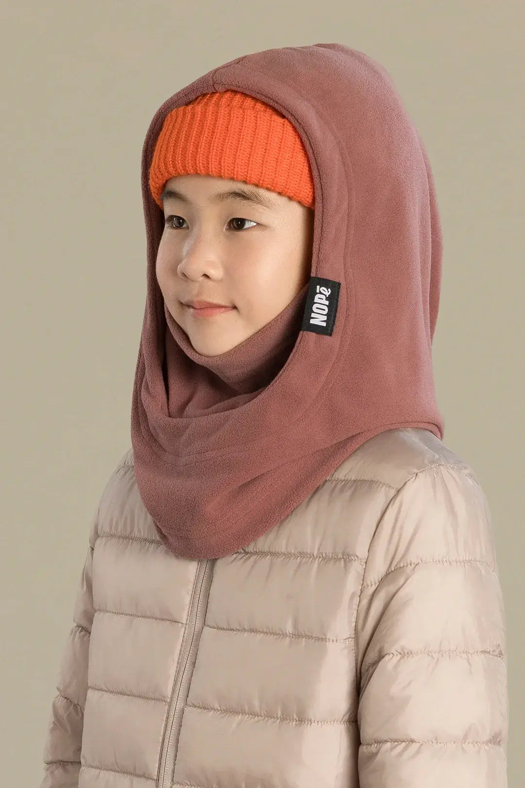capuche pour enfant nopé de couleur vieux rose avec un beanie de couleur tangerine