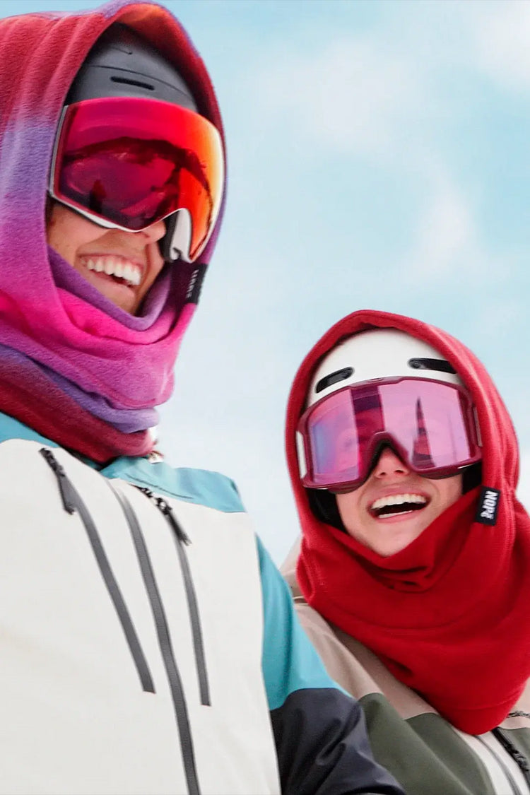 deux femmes en ski portant des surcapuches nopé