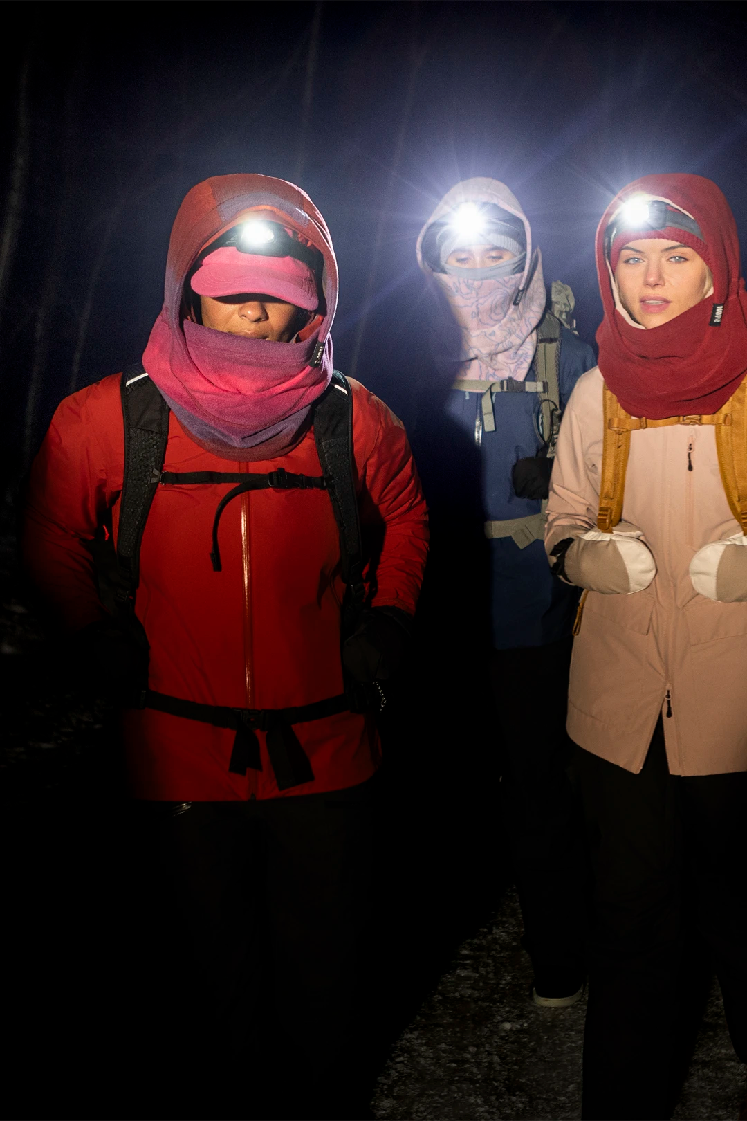trois femmes en randonnée hivernale portant des capuches nopé