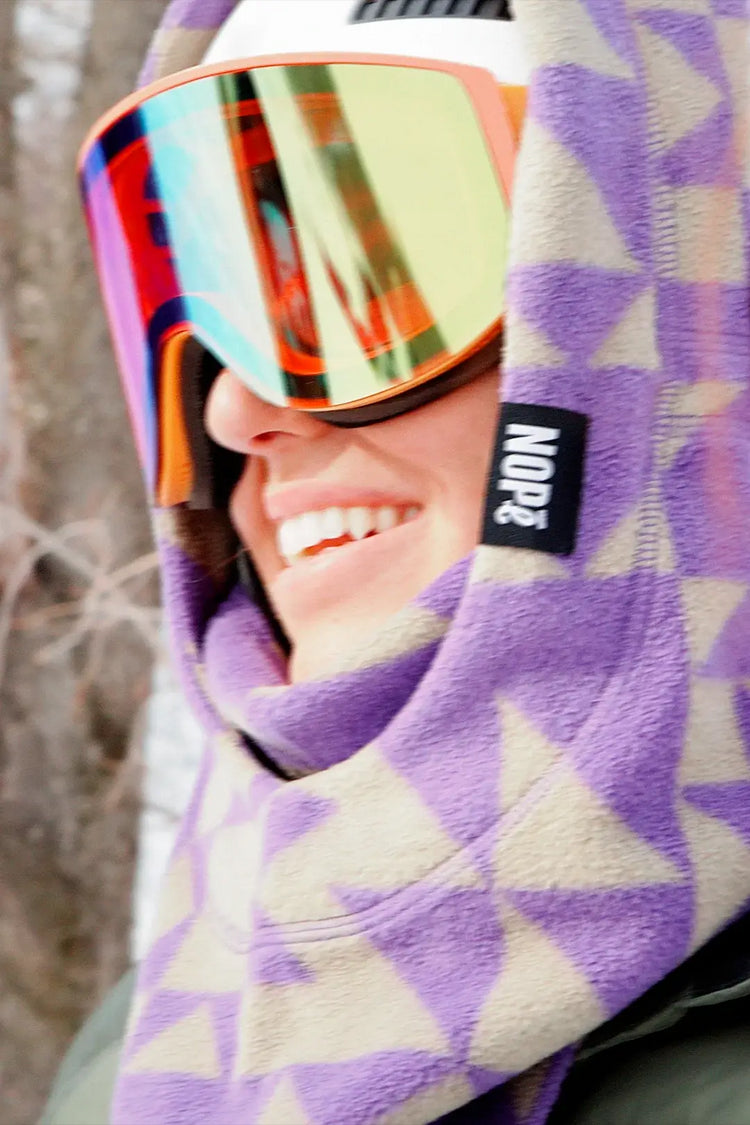 femme en ski portant une surcapuche nopé