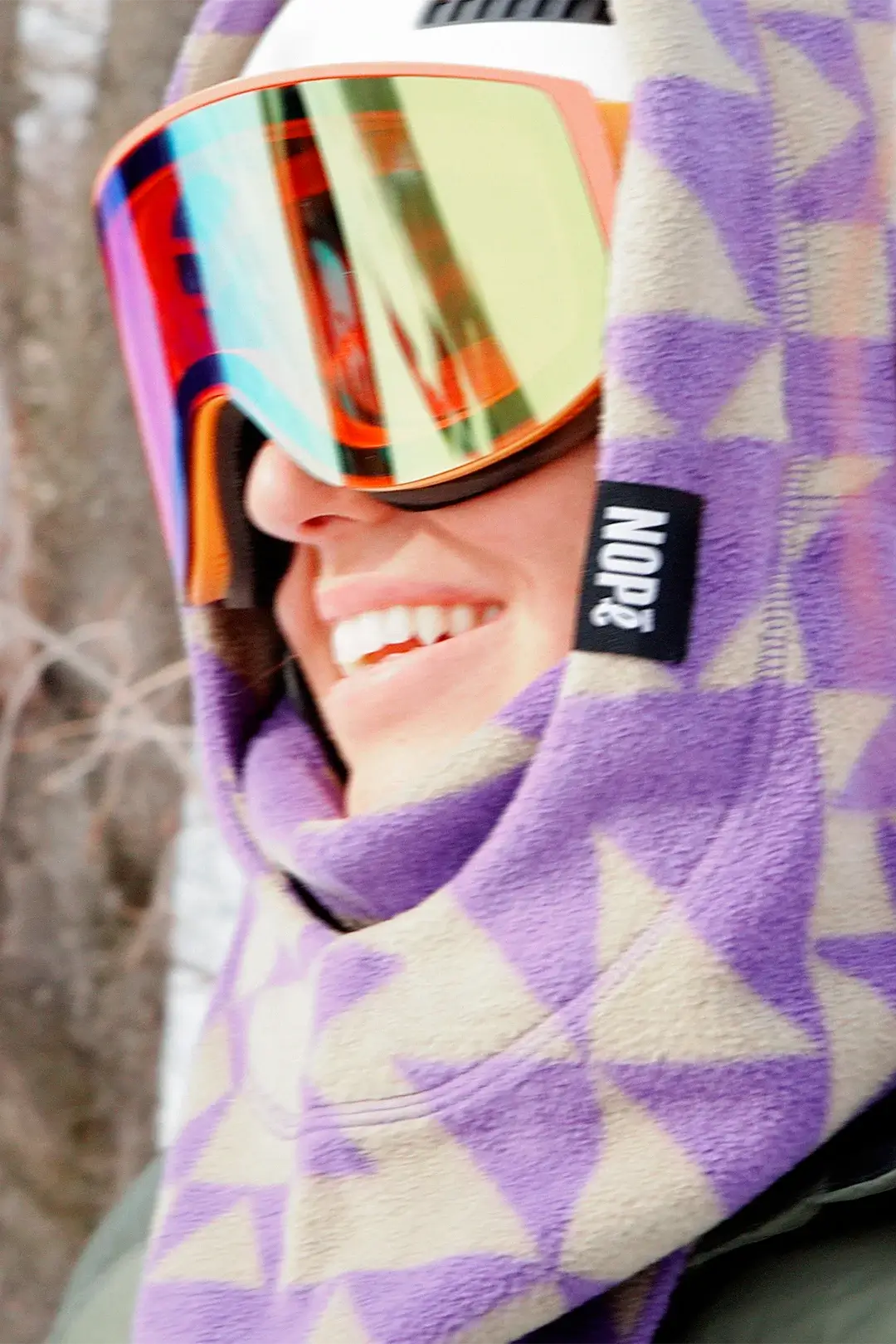 femme en ski portant une surcapuche nopé