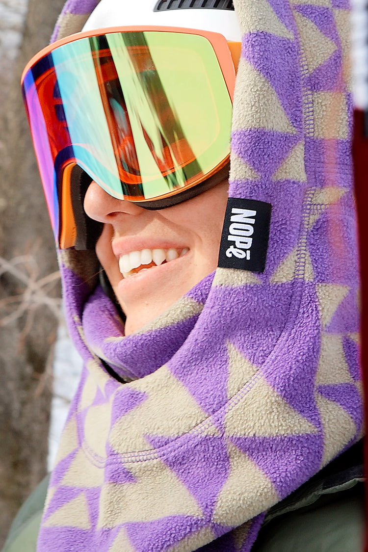 femme portant surcapuche nopé de couleur étoile mauve en ski
