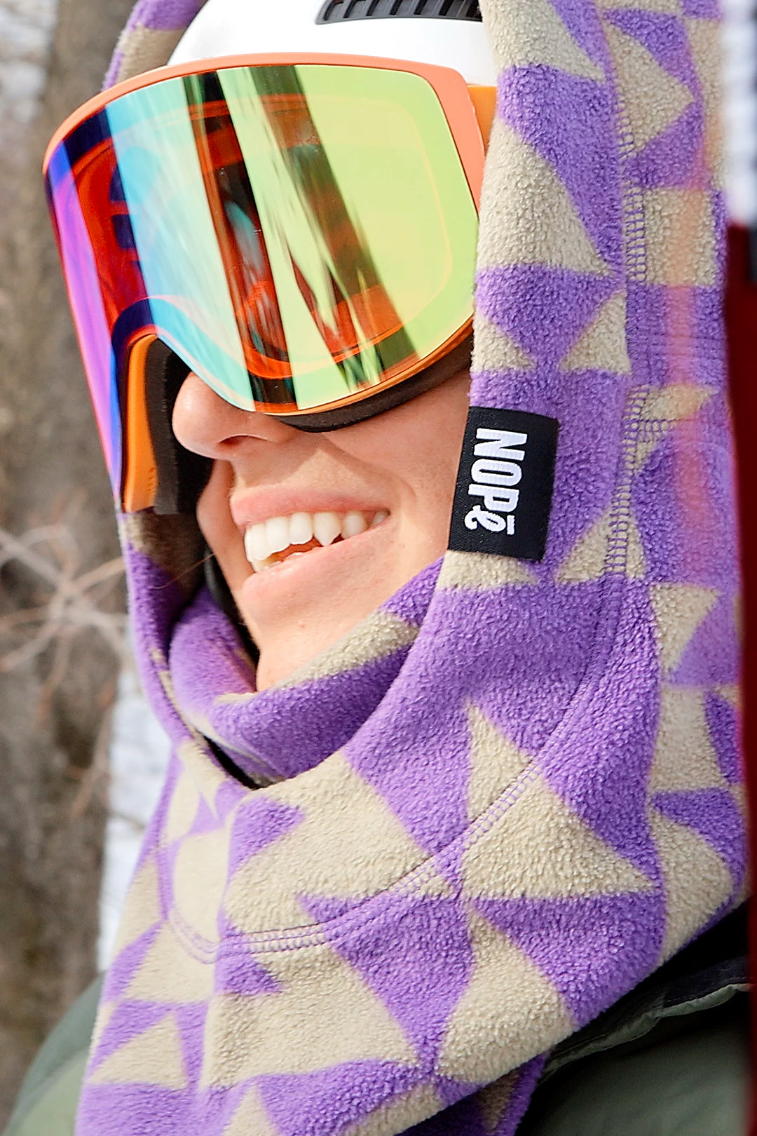 femme portant surcapuche nopé de couleur étoile mauve en ski