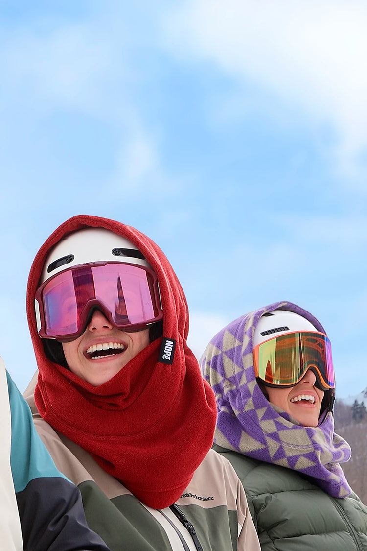 deux femmes en ski portant les surcapuches nopé de couleur minerai et étoile mauve