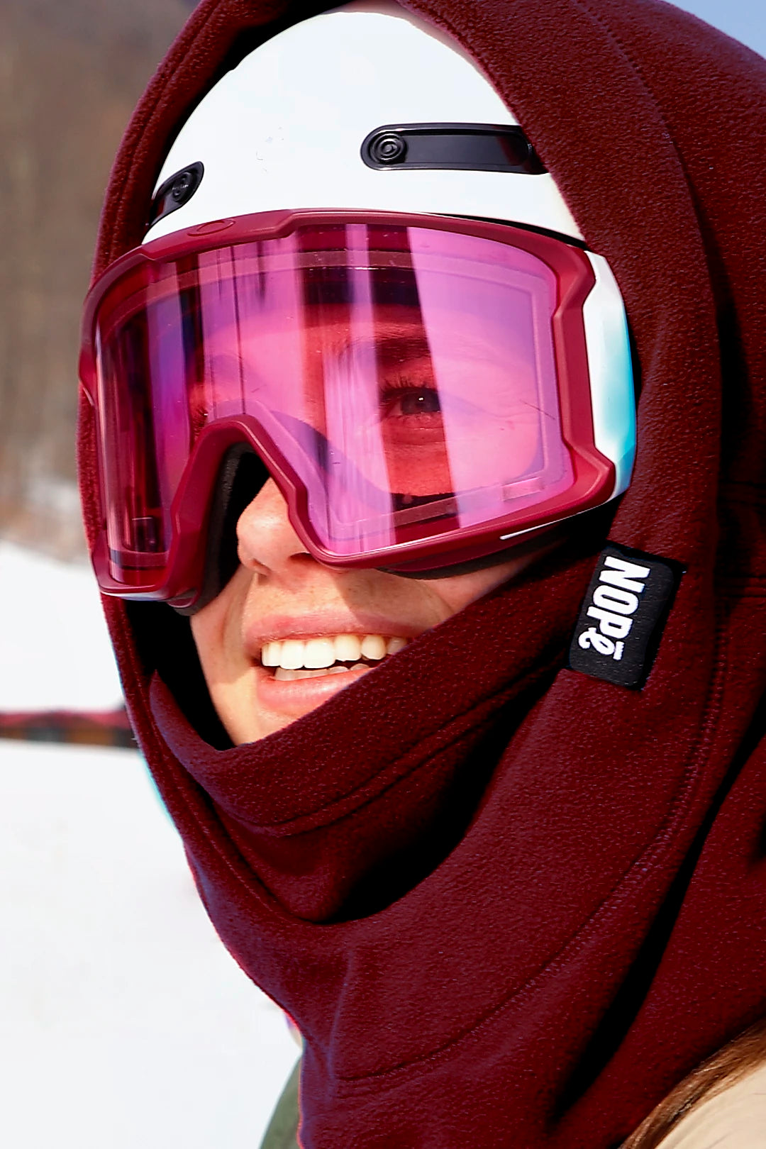 femme en ski portant une surcapuche nopé de couleur minerai